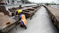 Dimulainya kembali angkutan petikemas menggunakan kereta api untuk trayek Gedebage-Tanjung Priok atau sebaliknya, akan memudahkan pelaku usaha dalam layanan pengiriman barang yang cepat dan aman, Jakarta, Jumat (13/1). (Liputan6.com/Faizal Fanani)