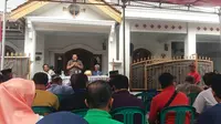 Warga Mustikasari, Mustikajaya Bekasi mengadukan masalah banjir kepada anggota DPRD Kota Bekasi. (Liputan6.com/Bam Sinulingga)