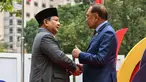 Presiden Republik Indonesia Prabowo Subianto (kiri) bersalaman dengan Perdana Menteri Malaysia Anwar Ibrahim sebelum sesi pleno di Konferensi Tingkat Tinggi (KTT) ke-46 ASEAN di Kuala Lumpur pada 26 Mei 2025. (MOHD RASFAN/POOL/AFP)