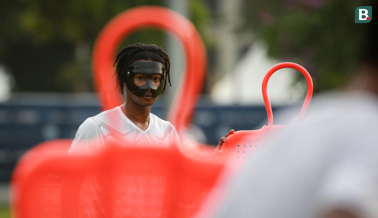 <p>Pemain Timnas Indonesia U-20, Ronaldo Kwateh saat latihan persiapan Kualifikasi Piala Asia U-20 2023 yang berlangsung di Lapangan A Gelora Bung Karno, Jakarta, Selasa (30/08/2022). (Bola.com/Bagaskara Lazuardi)</p>