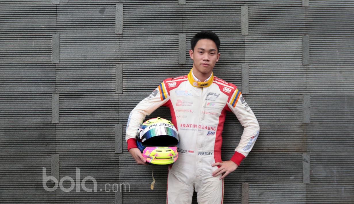 Presley Martono berhasil mengharumkan nama Indonesia di pentas dunia. Pemuda berusia 16 tahun itu sukses menjadi juara umum ajang balap Formula 4 South East Asia (F4/SEA) Championship 2016-2017. (Bola.com/Nicklas Hanoatubun)