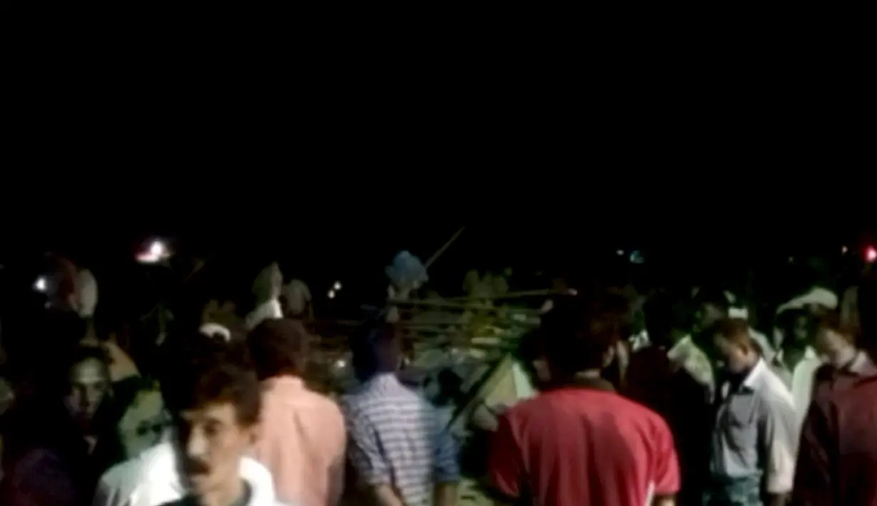 Warga berkumpul di puing-puing setelah kebakaran yang melanda sebuah kuil di Kollam, India Selatan, Minggu (10/4). Setidaknya 75 orang tewas dan lebih dari 200 terluka akibat kebakaran yang dipicu dari pesta kembang api tersebut. (REUTERS/ANI)