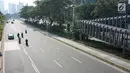 Suasana lalu lintas yang lengang di ruas jalan Jenderal Sudirman, Jakarta, Rabu (22/5/2019). Adanya unjuk rasa dan kericuhan usai pengumuman hasil Pemilu 2019 menyebabkan ruas jalan protokol tersebut berbeda dengan hari biasa yang diwarnai kemacetan. (Liputan6.com/Immanuel Antonius)