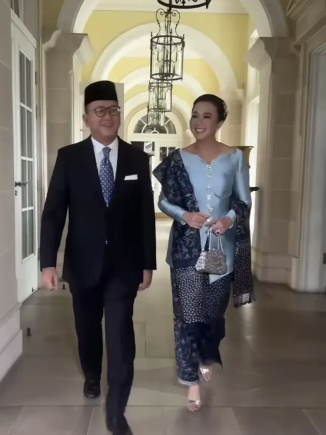 Istri Menteri Baru Kabinet Prabowo saat Pelantikan Suami.