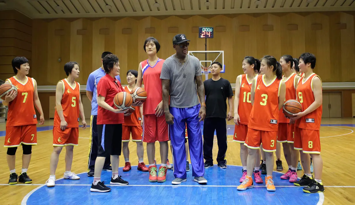 Mantan bintang basket NBA Dennis Rodman berbicara dengan tim basket wanita Pothonggang Korea Utara saat berkunjung ke gimnasium basket Chongjong Street di Pyongyang, Korea Utara (14/6). (AP Photo/Kim Kwang Hyon)