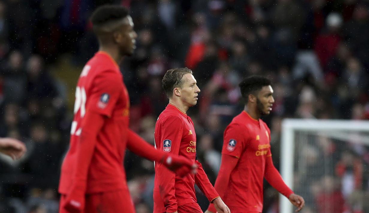 Para pmain Liverpool kecewa usai kalah dari Wolverhampton Wanderers pada laga Piala FA putaran keempat di Anfield, Liverpool (28/1/2017). Liverpoool kalah 1-2. (Peter Byrne/PA via AP)