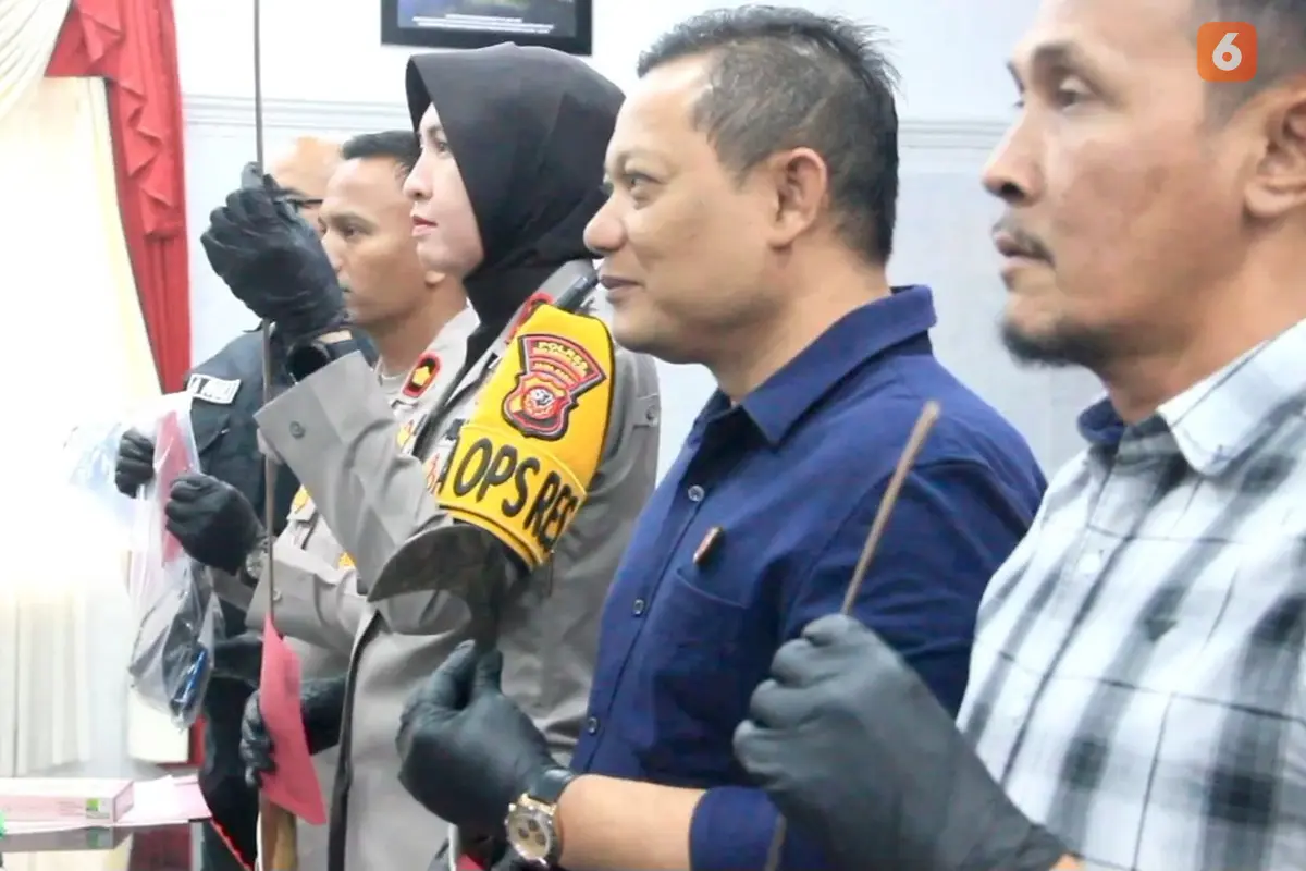 Satreskrim Poores Sukabumi Kota saat mengamankan pelaku tawuran pembacok polisi (Liputan6.com/Fira Syahrin).
