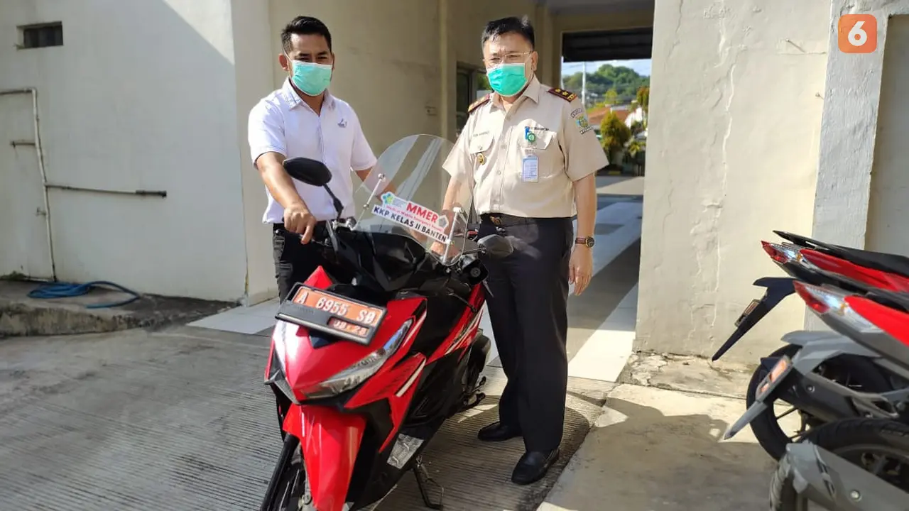 Pegawai KKP Banten Tunjukkan Ambulans Motor. (Rabu, 13/04/2022). (Liputan6.com/Yandhi Deslatama).