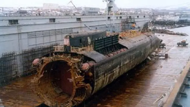 Separuh dari bangkai kapal selam Rusia Kursk yang karam (Wikimedia Commons)