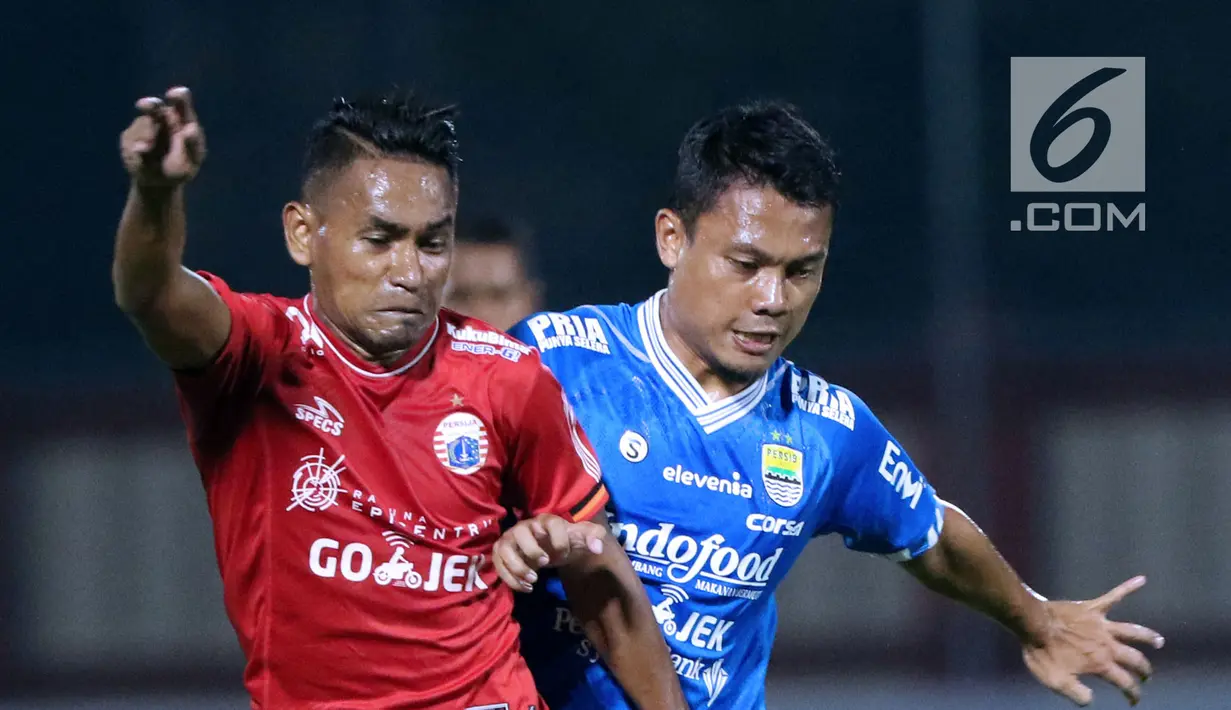 Pemain tengah Persija, Ramdani Lestaluhu (kiri) berebut bola dengan pemain Persib, Dedi Kusnandar pada lanjutan Go-Jek Liga 1 Indonesia 2018 bersama Bukalapak di Lapangan PTIK, Jakarta, Sabtu (30/6). Persija unggul 1-0. (Liputan6.com/Helmi Fithriansyah)