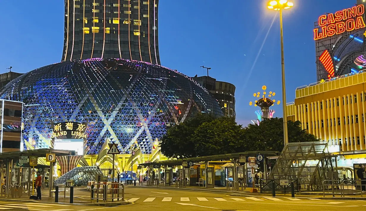 Grand Lisboa (tengah) ditutup di Makau, Senin (11/7/2022). Jalan-jalan di pusat perjudian terbesar di dunia, Makau, kosong pada Senin setelah kasino dan sebagian besar bisnis lainnya diperintahkan ditutup untuk menahan wabah virus corona terburuk. (AP Photo/Kong)