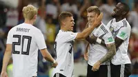 Para pemain Jerman merayakan gol yang dicetak Toni Kroos ke gawang Swedia pada laga grup F Piala Dunia di Stadion Fisht, Sochi, Sabtu (23/6/2018). Gol injury time dirinya beri kemenangan untuk Jerman. (AP/Frank Augstein)