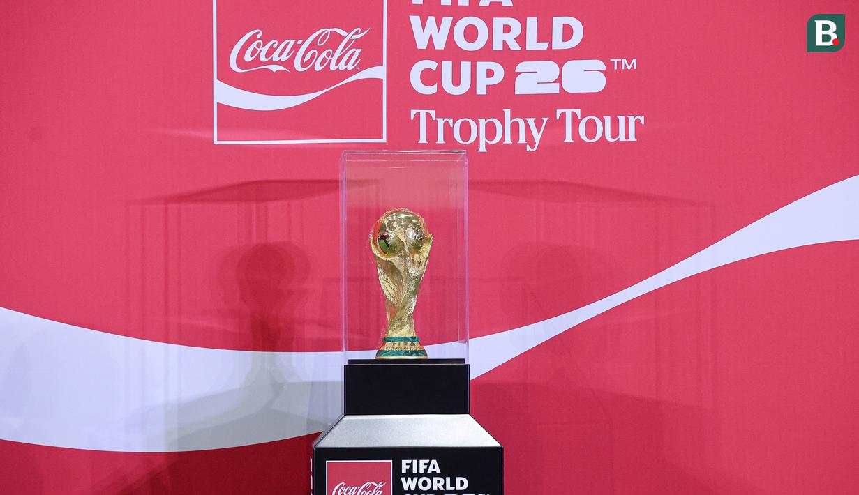 Trofi FIFA World Cup 2026 diperlihatkan kepada media saat Trophy Tour di Jakarta International Convention Center (JICC), Senayan, Jakarta, Kamis (22/1/2026). (Bola.com/ Abdul Aziz)