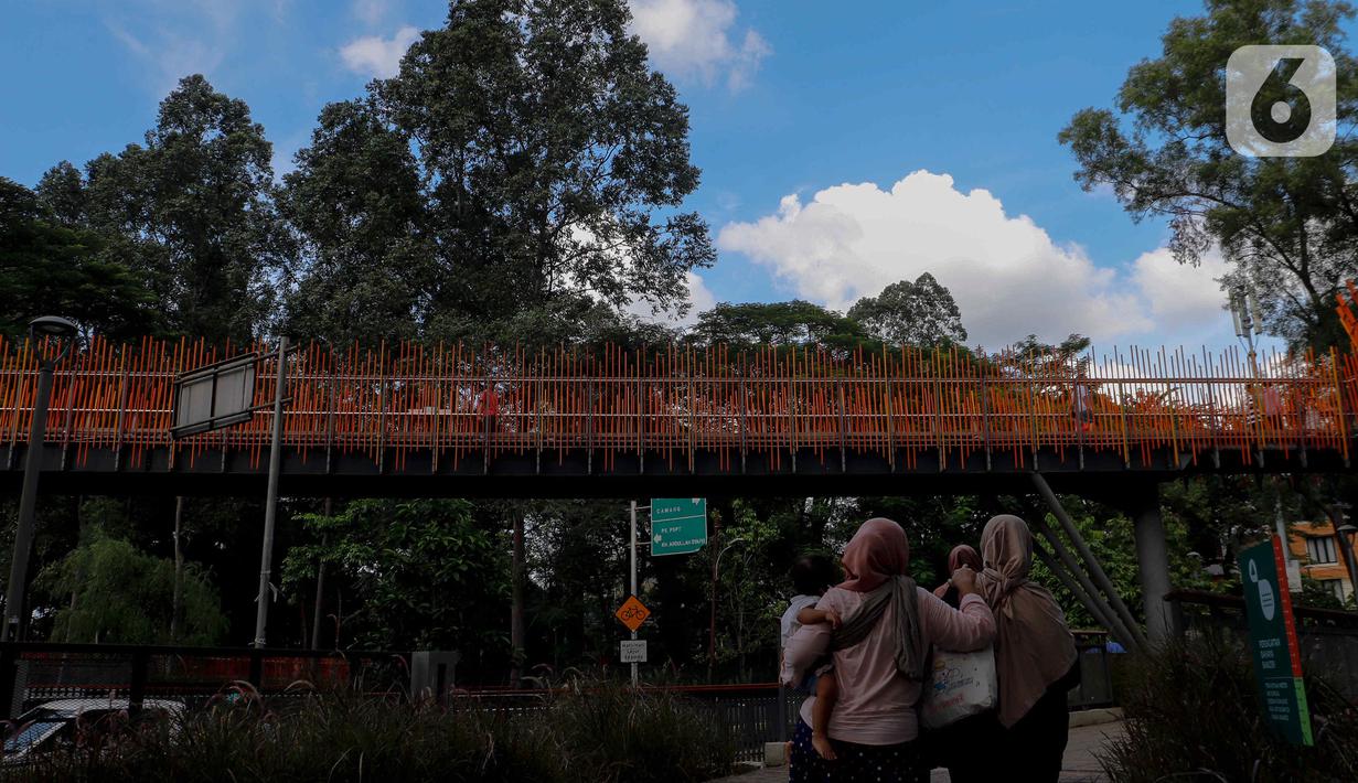Sejumlah warga saat berwisata di Tebet Eco Park, Tebet, Jakarta, Senin (15/4/2024). (Liputan6.com/Herman Zakharia)