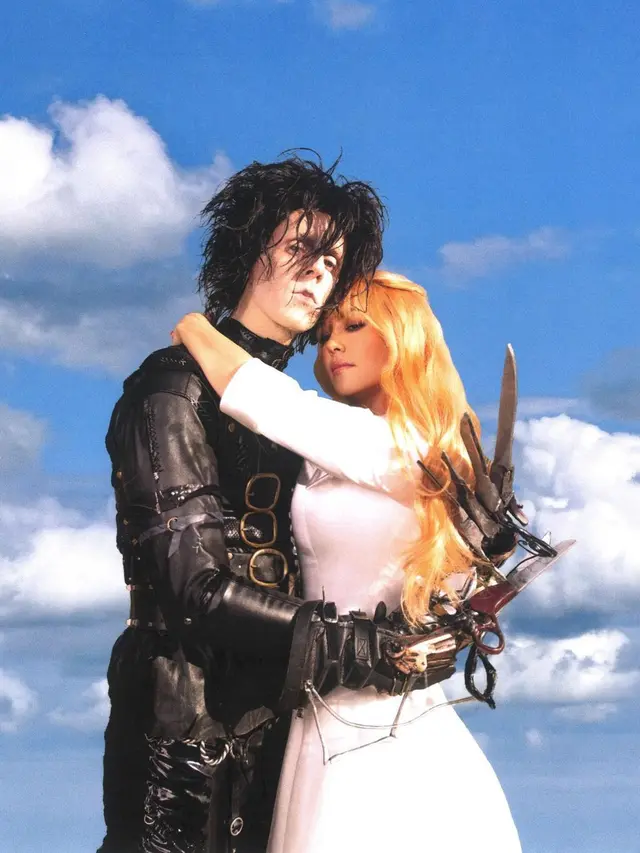7 Potret Mesra Kourtney Kardashian dan Travis Barker, Resmi Menikah Secara Diam-Diam