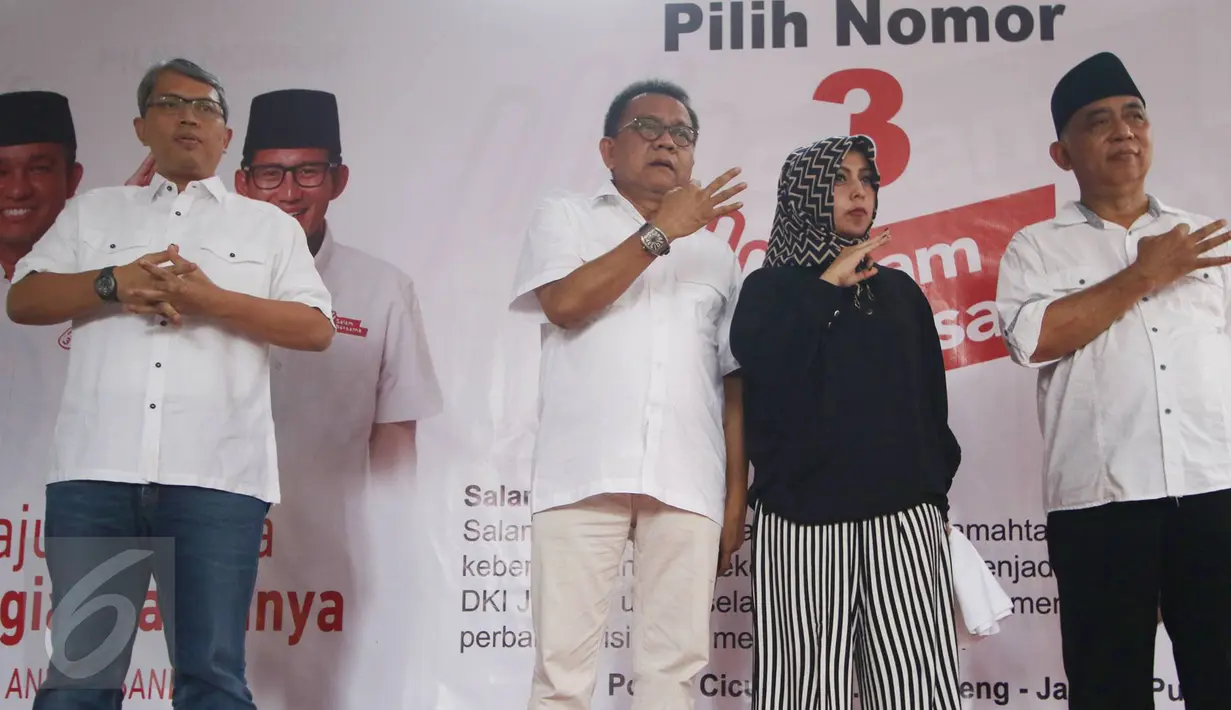 (ki-ka) Wakil Ketua DPRD DKI FPKS Triwisaksana, Wakil Ketua DPRD DKI M. Taufik, Anggota DPRD DKI PPP Nina Lubena, dan Anggota DPRD DKI PAN Bambang K hadir dalam deklarasi dukungan Anies-Sandi, Jakarta, Rabu (22/2). (Liputan6.com/Immanuel Antonius)