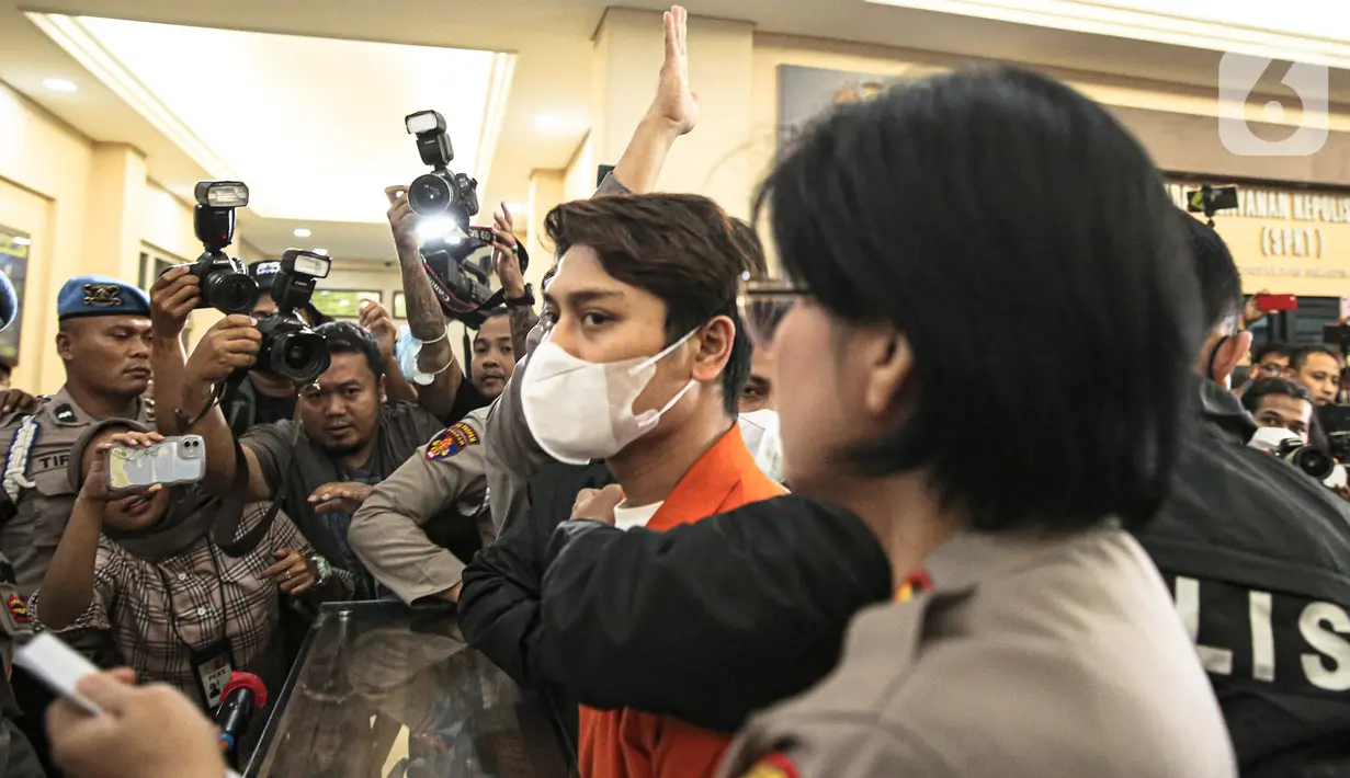 Artis Rizky Billar dihadirkan saat rilis kasus kekerasan dalam rumah tangga (KDRT) terhadap istrinya Lesti Kejora di Mapolres Jakarta, Kamis (13/10/2022). (Liputan6.com/Faizal Fanani)