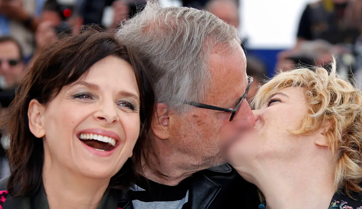 Aktor Fabrice Luchini mencium aktris Valeria Bruni Tedeschi saat Festival Film Cannes ke-69 di Cannes , Prancis , 13 Mei 2016. Hebohnya di acara ini, Fabrice Luchini mencium mesra kedua pemeran wanita yang bermain film bersamanya. (REUTERS / Yves Herman)