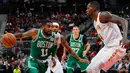 Pebasket Boston Celtics, Kyrie Irving, berusaha melewati pebasket Atlanta Hawks, Dewayne Dedmon, pada laga NBA di Philips Arena, Atlanta, Senin (6/11/2017). Hawks kalah 107-110 dari Celtics. (AFP/Kevin C Cox)