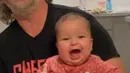 Paris Chong tak bisa menahan tawa melihat tingkah Kirana saat berada di pangkuannya. Sang putri juga ikut tertawa. (Foto: Instagram/@raazharita)