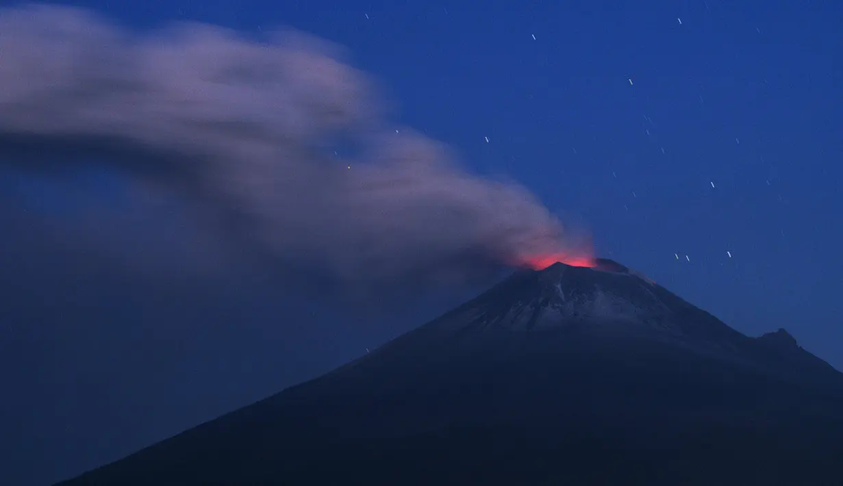 <p>Pasalnya, Popocatepetl sudah memuntahkan abu ke beberapa kota terdekat sejak pekan lalu. Akibat muntahan abu gunung yang berada di bagian tengah negara itu, sejumlah penerbangan di Mexico City harus ditunda dan sejumlah sekolah harus ditutup di puluhan kota. (AP Photo/Marco Ugarte)</p>