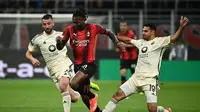 Momen striker AC Milan, Rafael Leao pada pertandingan kontra AS Roma di leg pertama perempat final Liga Europa 2023/2024. (Isabella BONOTTO / AFP)