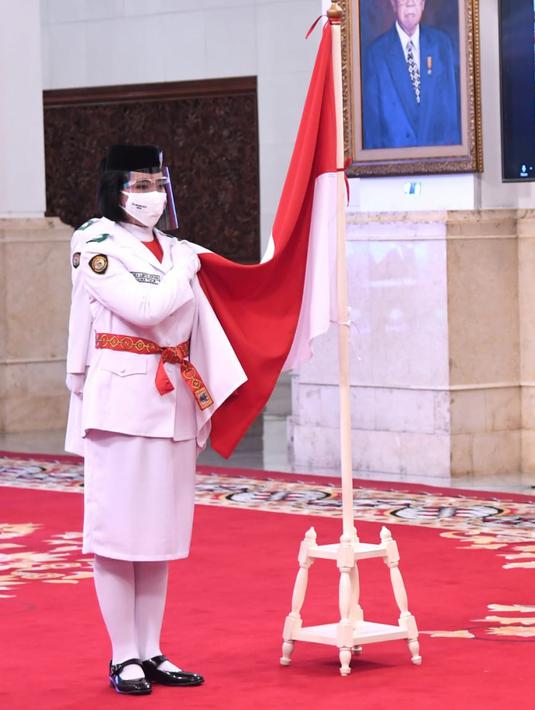 Anggota Pasukan Pengibar Bendera Pusaka (Paskibraka) mengikuti upacara pengukuhan di Istana Negara, Jakarta, Kamis (13/8/2020). Presiden Joko Widodo mengukuhkan 8 anggota Paskibraka yang akan bertugas pada upacara HUT ke-75 Kemerdekaan RI. (Foto: Lukas - Biro Pers Sekretariat Presiden)