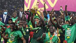 Timnas Senegal berhasil merengkuh gelar pertamanya di Piala Afrika usai mengalahkan Mesir 4-2 (0-0) via adu penalti dalam laga final Piala Afrika 2021, Minggu (6/2/2022). Sebelumnya, prestasi terbaik Senegal hanyalah menjadi runner-up di dua edisi, 2002 dan 2019. (AFP/Kenzo Tribouillard)