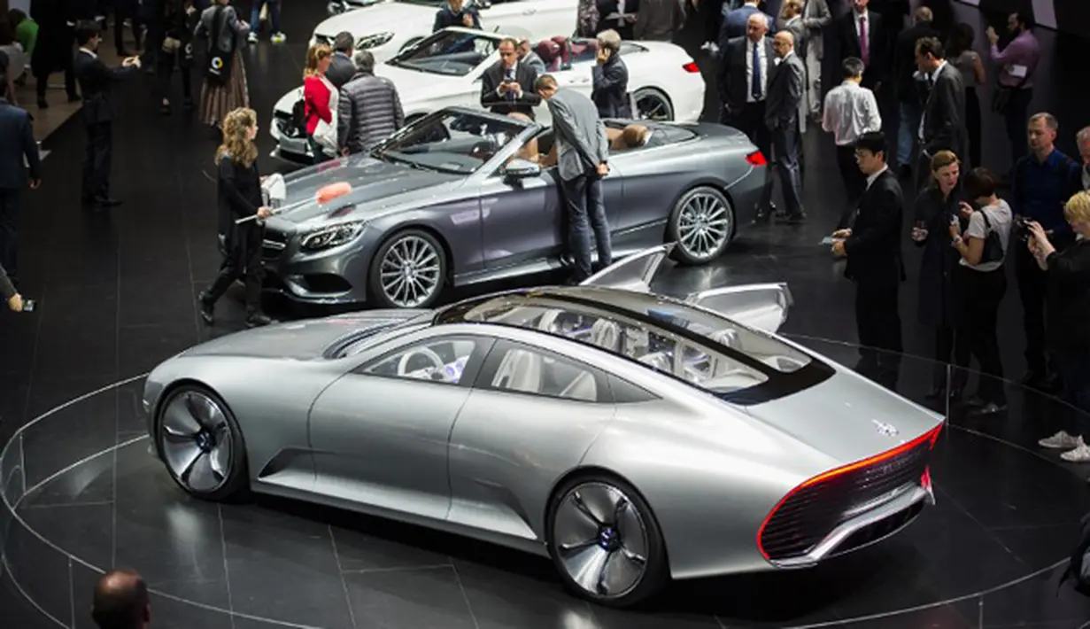Pengunjung melihat mobil baru keluaran Mercedes Benz selama 66th Internationale Automobil-Ausstellung (IAA) di Frankfurt, Jerman (16/9/2015). Pameran ini di selenggarakan mulai tanggal 15-27 September 2015. (AFP PHOTO/ODD ANDERSEN)