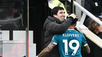 Manajer Bournemouth, Andoni Iraola, memberikan selamat kepada Justin Kluivert berkat performa impresif anak Patrick Kluivert itu saat melawan Newcastle United dalam lanjutan Liga Inggris 2024/2025, Sabtu (18/1/2025). (Oli SCARFF / AFP)