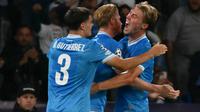 (Kiri ke kanan) Tiga pemain Napoli melakukan selebrasi pada laga kontra Sporting di Liga Champions: Miguel Gutierrez, Kevin de Bruyne, dan Rasmus Hojlund. (Alberto PIZZOLI / AFP)