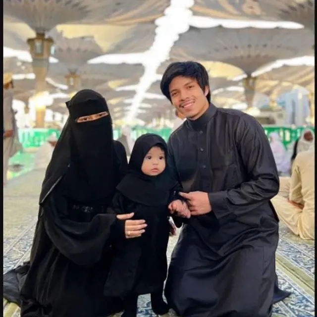3 Gaya Cadar dan Hijab Aurel Hermansyah Saat Ibadah Umrah