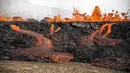 Tampilan close-up lava yang mengalir dari gunung berapi Fagradalsfjall di Islandia pada Rabu (3/8/2022), yang terletak 32 kilometer (20 mil) barat daya ibu kota Reykjavik dan dekat dengan Bandara Internasional Keflavik. IMO mengatakan letusan itu terjadi di daerah yang tidak berpenduduk, 30 kilometer dari ibu kota dan tidak menimbulkan korban. (AP Photo/Marco Di Marco)