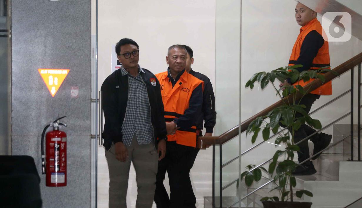 Sebelumnya diketahui, Bupati Tulungagung, Gatut Sunu Wibowo, terjaring Operasi Tangkap Tangan (OTT) KPK pada Jumat 10 April 2026 malam, terkait dugaan tindak pidana korupsi berupa pemerasan. Tampak dalam foto, Bupati Tulungagung, Gatut Sunu Wibowo (kedua kiri) bersama ajudannya, Dwi Yoga Ambal (kanan) dibawa petugas menuju mobil tahahan usai menjalani pemeriksaan intensif di Gedung Merah Putih Komisi Pemberantasan Korupsi (KPK), Jakarta, Minggu (12/4/2026) dini hari WIB. (Liputan6.com/Helmi Fitrhiansyah)