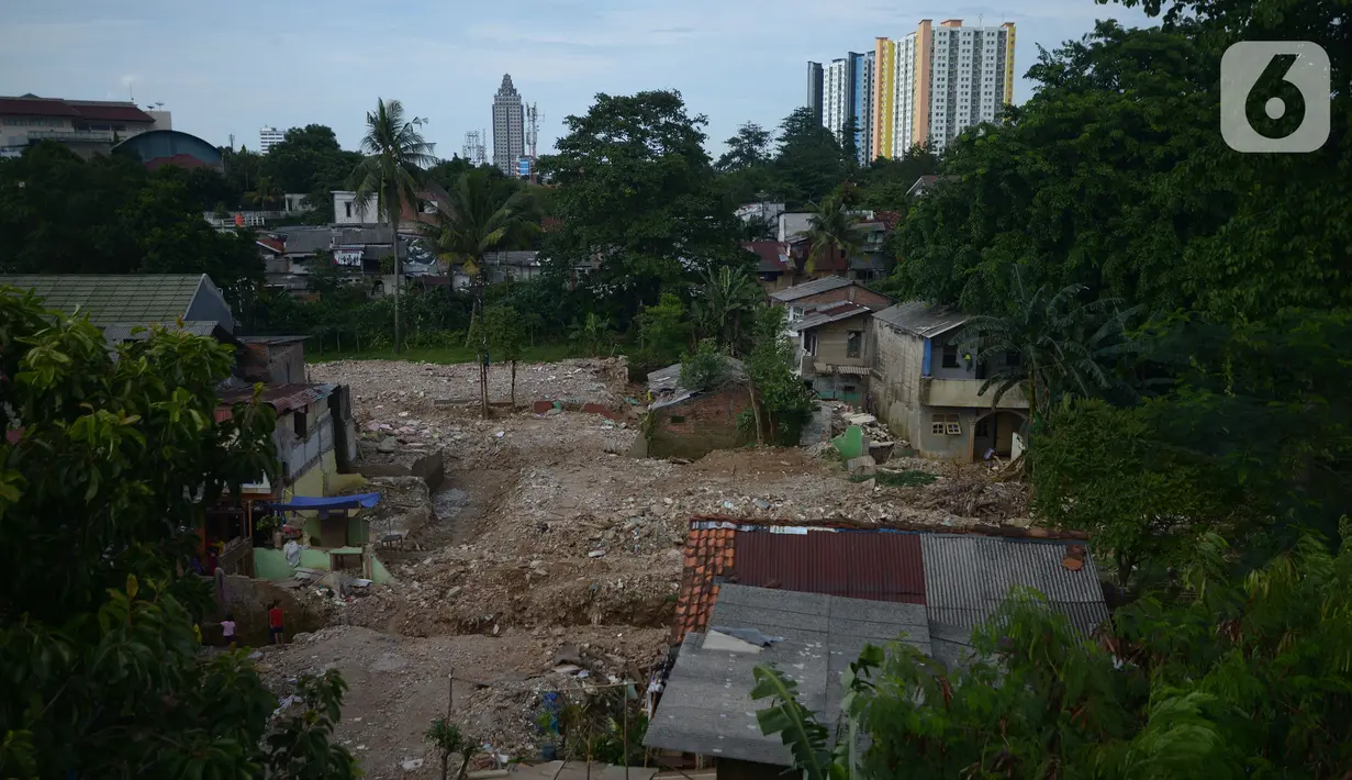 Suasana bongkaran rumah yang terdampak normalisasi sungai Ciliwung  Rawajati, Jakarta, Rabu (16/11/2022). Pemprov DKI Jakarta kembali melanjutkan normalisasi kali Ciliwung Kelurahan Rawajati menjadi prioritas penanganan banjir pada 2023.  Dengan luas lahan yang dibebaskan sebesar 4.780 meter persegi dengan jumlah 22 kk. (merdeka.com/Imam Buhori)