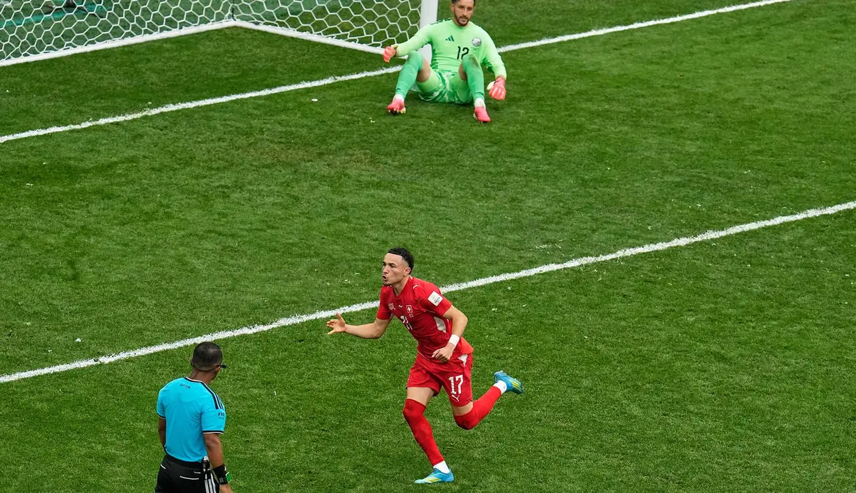 Pemain Swiss Ruben Vargas bereaksi setelah mencetak gol penalti kemenangan ke gawang kiper Kolombia Camilo Vargas (dalam adu penalti selama pertandingan sepak bola babak 16 besar Piala Dunia di Vancouver, British Columbia, Selasa, 7 Juli 2026. (AP Photo/Gregory Bull)