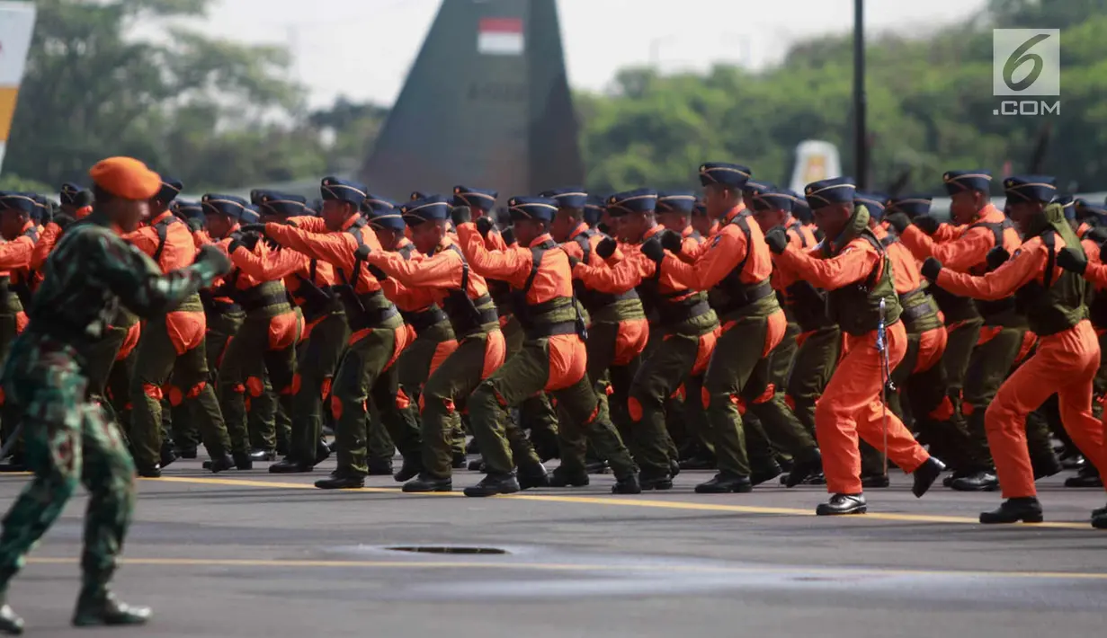 Anggota TNI AU melakukan bela diri selama Peringatan HUT ke-72 TNI AU di Lanud Halim Perdanakusuma, Jakarta, Senin (9/4). Acara diisi dengan kegiatan seperti upacara, defile anggota TNI AU, dan manuver pesawat tempur. (Merdeka.com/ Iqbal S. Nugroho)