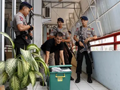 Box berisi dokumen atas nama Iwan Ridwasyah dikeluarkan dari gedung kolam renang Pertamina, Jakarta, Senin (1/9/2015). Pertamina Foundation digeledah terkait dugaan penyalahgunaan anggaran program tahun 2013 hingga 2014. (Liputan6.com/Yoppy Renato)