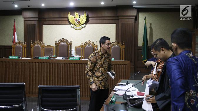 Terdakwa kasus suap dan gratifikasi proyek di Dinas PUPR Provinsi Jambi, Zumi Zola seusai menjalani sidang lanjutan di Pengadilan Tipikor Jakarta, Kamis (10/10). Sidang beragenda mendengarkan keterangan 9 saksi dari JPU. (Liputan6.com/Herman Zakharia)