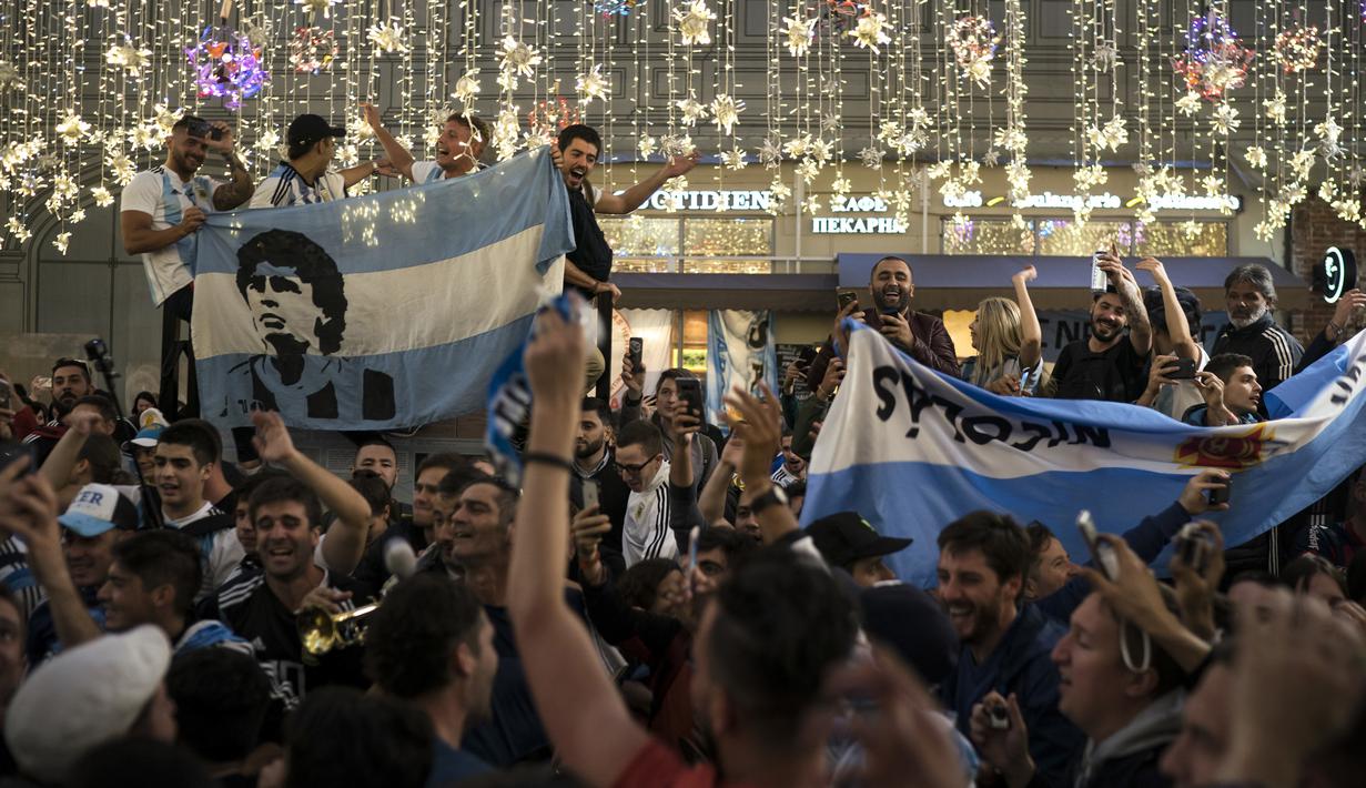 Suporter Argentina bernyanyi dan menari menyambut gelaran Piala Dunia di Jalan Nikolskava, Moskow, Rabu (13/6/2018). Piala Dunia 2018 akan berlangsung pada 14 Juni hingga 15 Juli mendatang. (AP/Rebecca Blackwell)