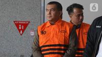 Wakil Menteri Imigrasi dan Pemasyarakatan (Wamen Imipas), Silmy Karim, berjalan menuju mobil tahanan usai menjalani pemeriksaan intensif di Gedung Merah Putih Komisi Pemberantasan Korupsi (KPK), Jakarta, Kamis (4/6/2026). (Liputan6.com/Helmi Fithriansyah)