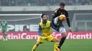 Penyerang Juventus, Alvaro Morata mengontrol bola dari kawalan pemain Chievo, Lucas Nahuel Castro  pertandingan Liga Serie A Italia di Stadion Bentegodi di Verona pada 31 Januari 2016. (AFP/Giuseppe Cacace)