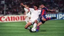Bek AC Milan, Paolo Maldini berusaha merebut bola pemain Barcelona Miguel Angel Nadal di final Piala Champions di Olimpiade Athena 18 Mei 1994. Maldini mendapatkan peran Direktur Strategi dan Pengembangan Keolahragaan di Milan. (AFP Photo/Mladen Antonov)