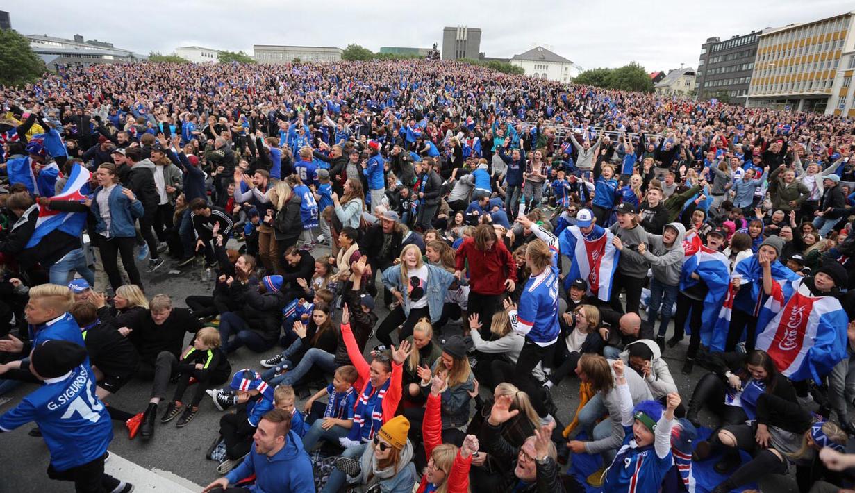 Ribuan suporter Islandia merayakan kemenangan timnya atas Inggris saat nonton bersama pada laga 16 besar Piala Eropa 2016 di Reykjavik, Islandia, Selasa (28/6/2016) dini hari WIB. Islandia menang 2-1. (EPA/Eythor Arnason)
