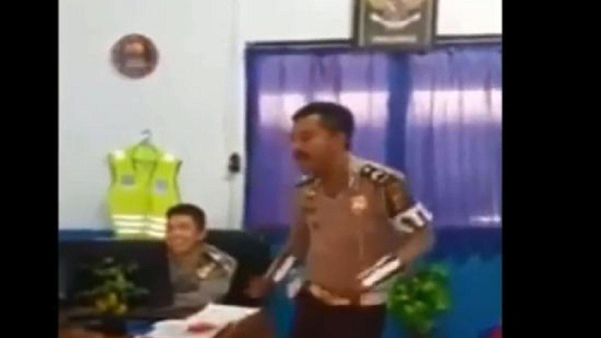 Polisi Joged Sambalado Bikin Pagi Semakin Ceria - Lifestyle Fimela.com