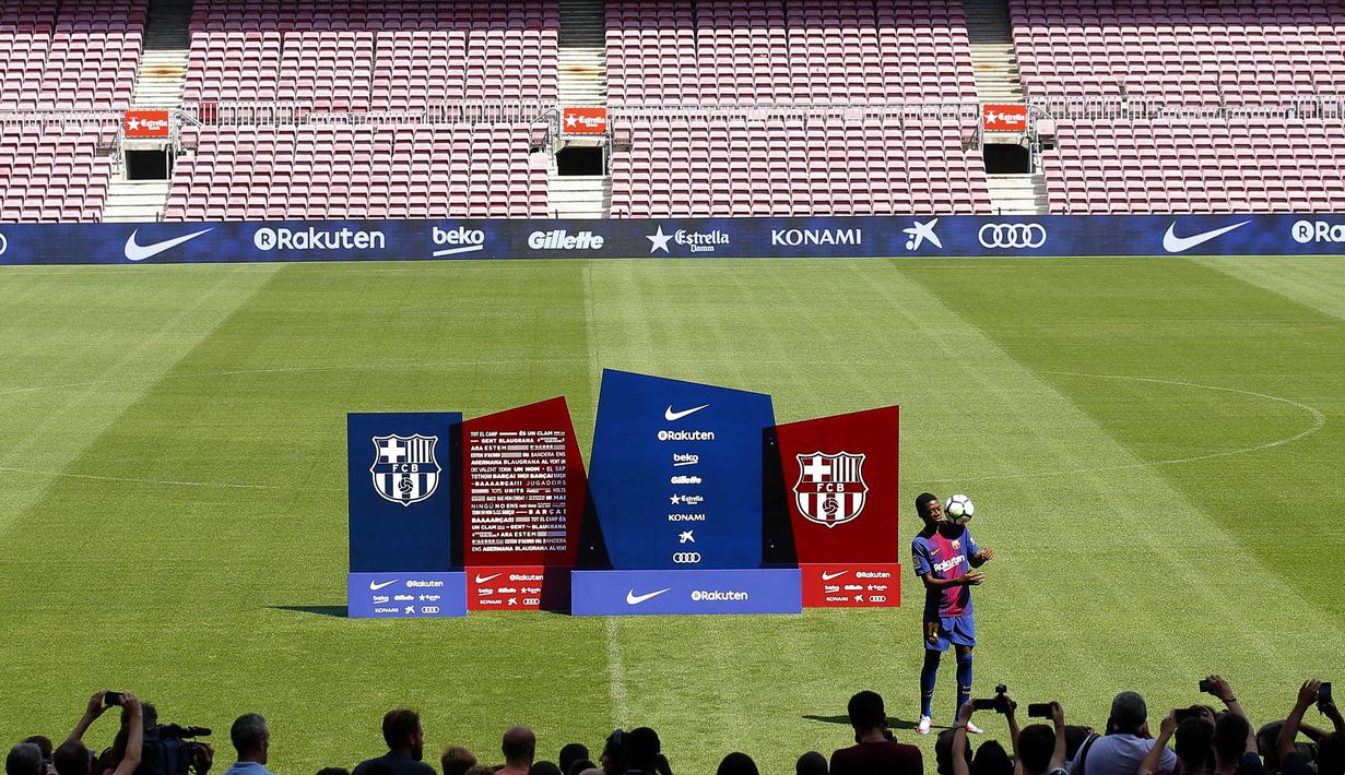 Ousmane Dembele saat menampilkan kebolehan mengolah bola di Camp Nou stadium, Barcelona, (27/8/2017). Barcelona menebus Ousmane Dembele sebesar Rp. 2,3 triliun dari Dortmund. (AP/Manu Fernandez)