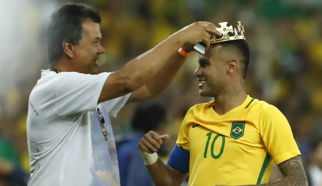 Neymar mendapat hadiah mahkota layaknya seorang raja usai mencetak gol lewat penalty saat final melawan Jerman di Stadion Maracana, Rio de Janeiro, (21/8/2016) dini hari WIB. (AFP/Odd Andersen)