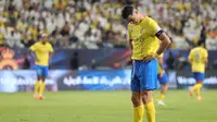 Reaksi kecewa pemain Al-Nassr, Cristiano Ronaldo saat timnya ditahan imbang 2-2 oleh Abha pada laga lanjutan Liga Arab Saudi yang berlangsung di King Saud University Stadium, Riyadh, Arab Saudi, Jumat (06/10/2023) malam WIB. (AFP/Fayez Nureldine)