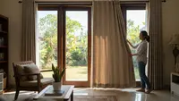 7 Cara Membersihkan Gorden Berdebu Tanpa Harus Dicopot, Cukup Pakai Bahan yang Ada di Rumah