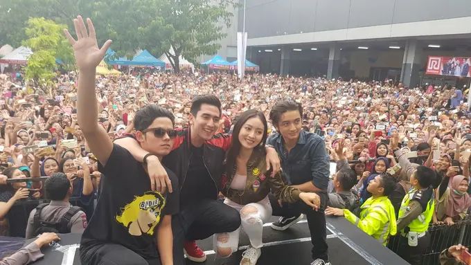 Ribuan penonton memadati kawasan Ramayana Mall Sidoarjo untuk menyaksikan langsung kehadiran pemain Siapa Takut Jatuh Cinta.